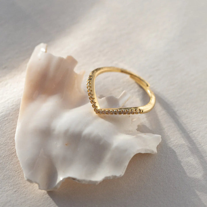 Mira - V-shaped Wishbone Ring Timi of Sweden