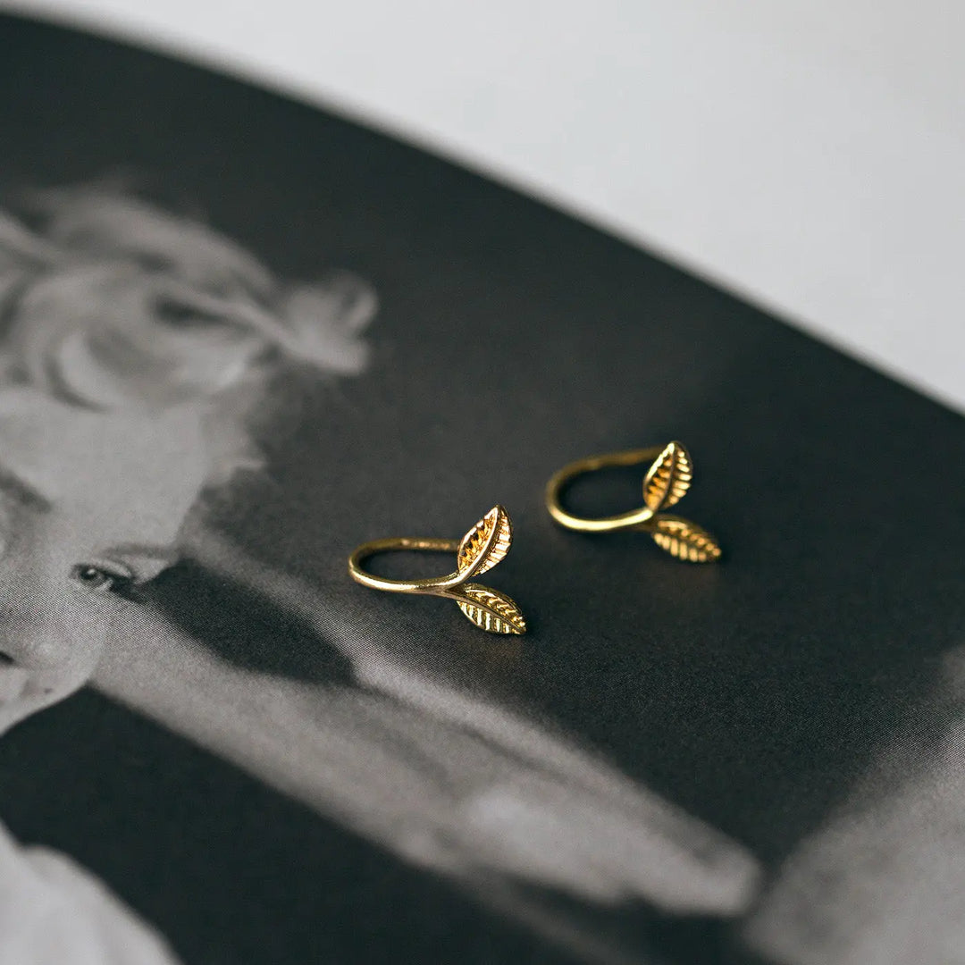 Delicate leaf earrings Timi of Sweden