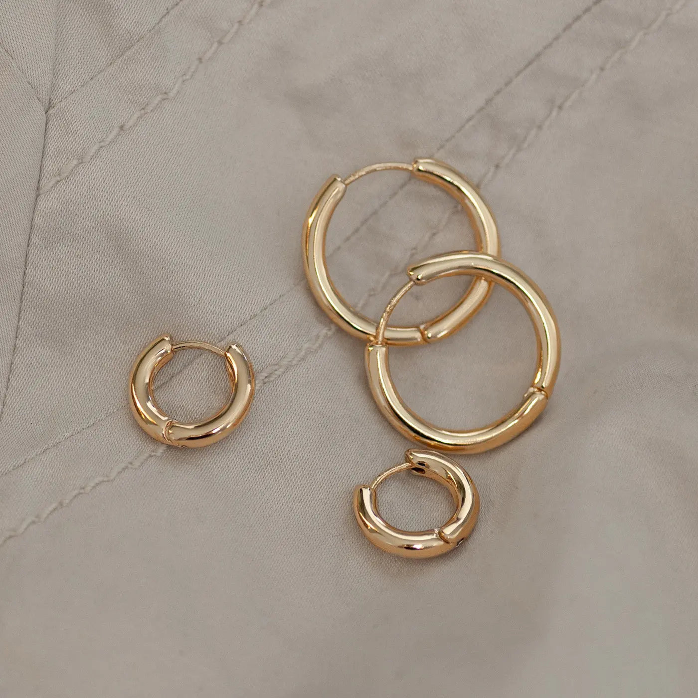 Basic Medium Hoop Earring - Gold